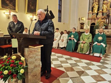 Župan Franc Čebulj je prejel številne zahvale za vso pomoč pri obnovi strehe župnijske stavbe